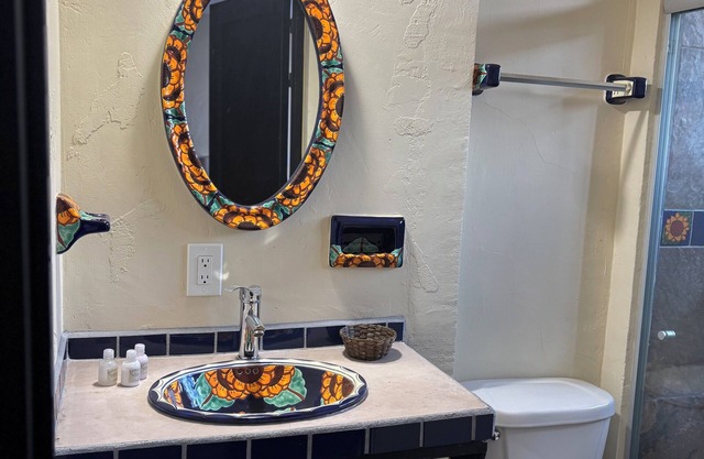 Charming lodge with AC and WiFi in soothing San Pedro Tlaquepaque.