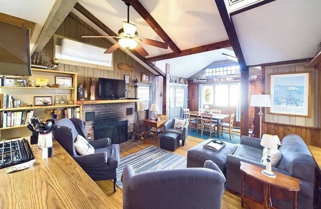Charming "Nantucket Style" cottage in Manasquan. 10 Blocks from Sea Girt Beach!