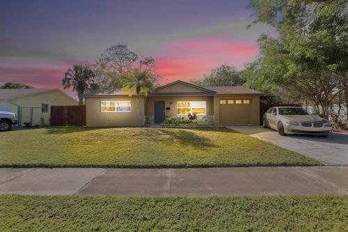 Charming Naples Oasis - Close to Beaches & Shops