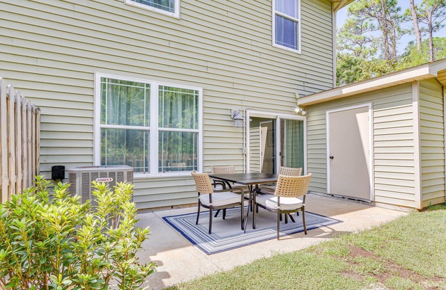 Charming Navarre Townhome: 5 Mi to Beach!