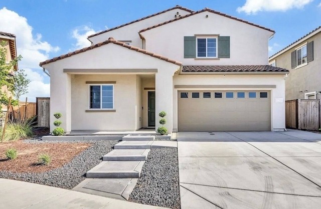 Charming, new 4-bedroom house in Roseville with WiFi and AC