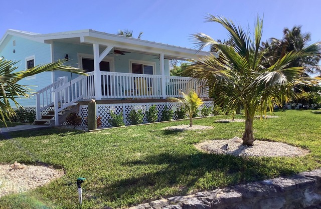 Charming New Blue Studio on water with dock, WiFi & AC in fun time Freeport