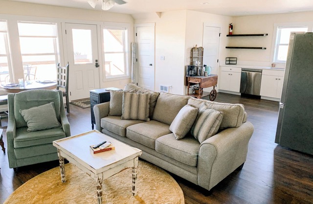 Charming NEW Cottage with Deck & Views.