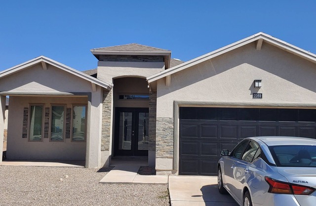 Charming new home with 3BR and 3 full bath near Eastlake/Socorro/Horizon area.