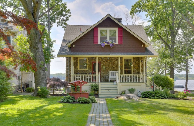 Charming Newburgh Home: Waterfront on Orange Lake!