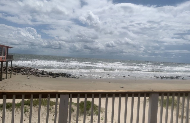 Charming Newly remodeled Clark house on the beach!