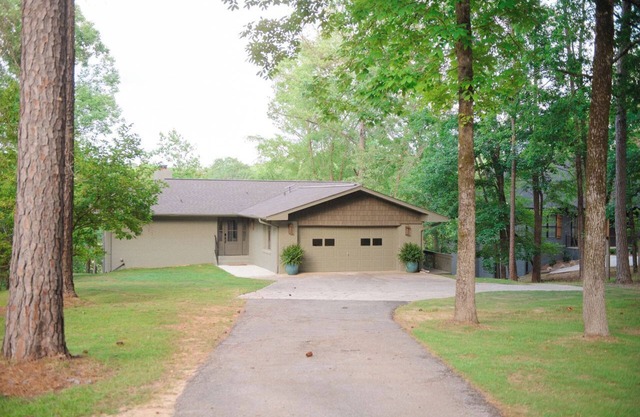 Charming, newly remodeled, 4-bedroom lake front house with WiFi in Northport