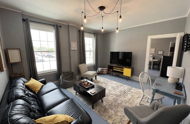 Charming newly remodeled 1890’s, 3bd, 1Ba Downtown Bedford Loft