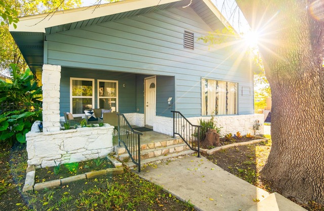 Charming newly renovated 3 bed 2 bath - 2 miles from attractions