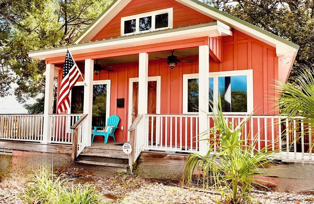 Charming, newly renovated 1-BR/2-BA home close to the Bay, boat launch & beaches
