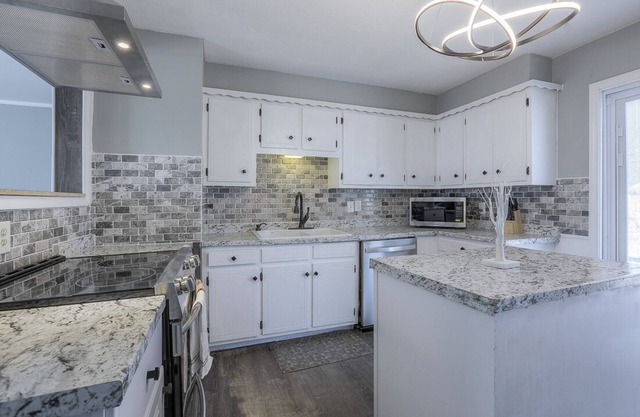 Charming Newly Renovated 3 bedroom Home- close to Major Kansas City attractions