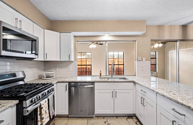 Charming newly upgrade 4-bedroom house in Garland, king beds, near highway