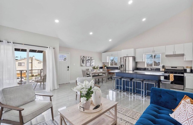 Charming Newly Remodeled 2-bedroom with Balcony in fantastic Huntington Beach