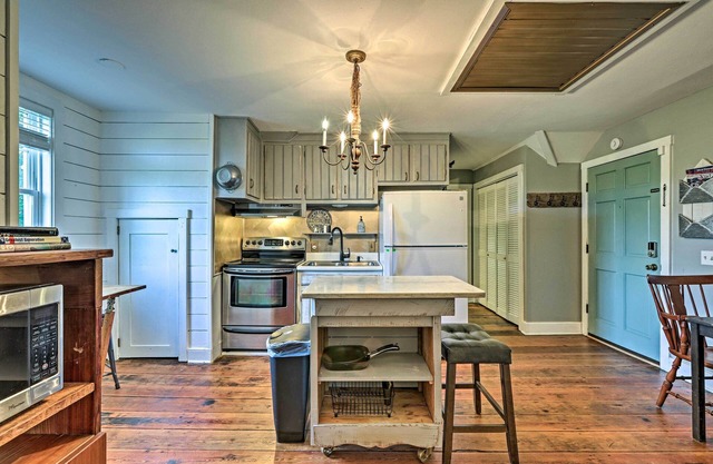 NEW! Charming Newnan Carriage House on 95 Acres!