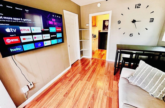 Charming North Park Apartment 2beds w/Office Private Yard, Onsite Parking & Pets