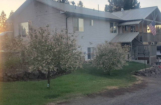 Charming Northern Idaho Getaway. A 4-bedroom house in Kamiah with AC and WiFi.