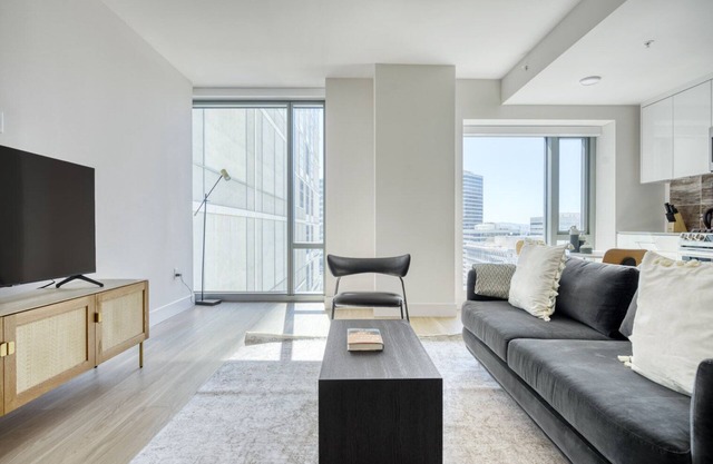 Charming Oakland 1BR w/ Pool, W/D, Sky Deck, next to BART, by Blueground