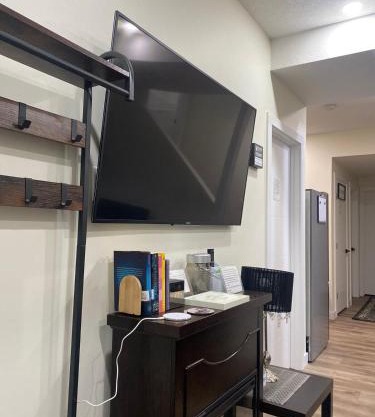 Charming Oasis Tranquil Suite 8 min Airport, AC
