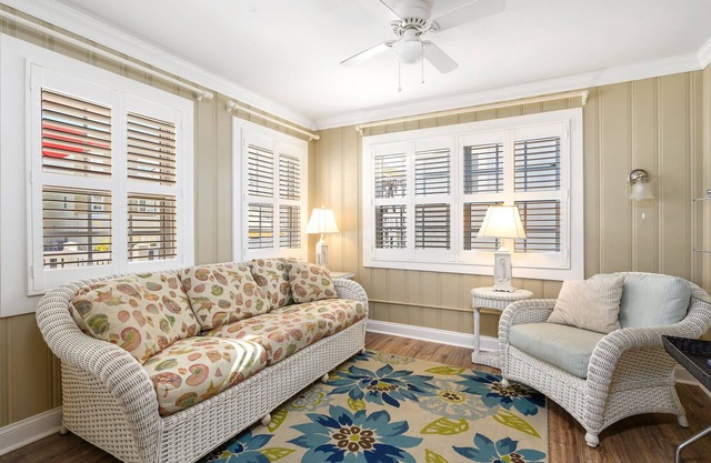 Charming Oceanblock Cottage just steps to beach!! FREE LINEN &TOWEL PACKAGE!!