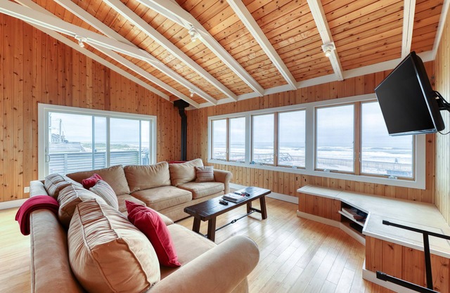Charmantes Haus nur wenige Schritte vom Strand entfernt mit Meerblick und Wrap-Around-Deck!