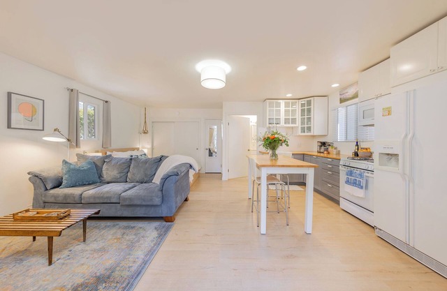 Charming Ojai bungalow in great location with mountain views!