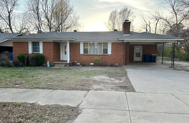 Charming old 3-bedroom house with WiFi, & central heat & air in central Cabot