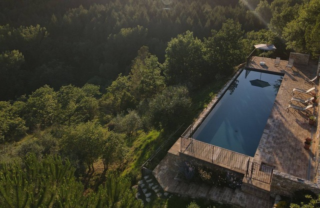 Charmantes altes Steinhaus, großer Infinity-Pool, Umbrien