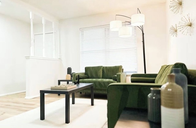 Charming Olive Home 3-bedroom house with AC, fitness room, WiFi in lovely Lawton