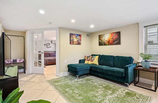 Charming one bedroom blocks from the fairgrounds