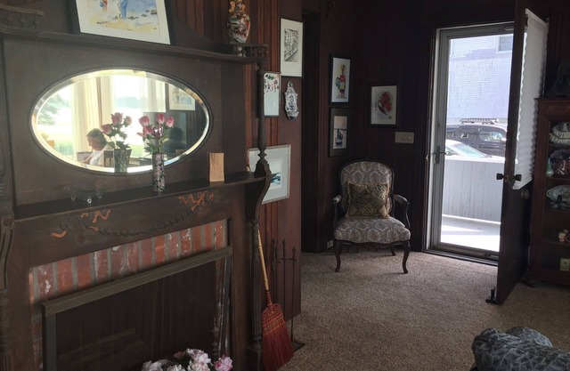 Charming one-bedroom beach-front apartment with deck and friendly neighborhood.