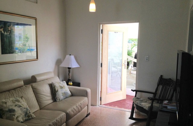 Charming One Bedroom, einen Block vom Strand entfernt. Wir sind in einer Gated Community.