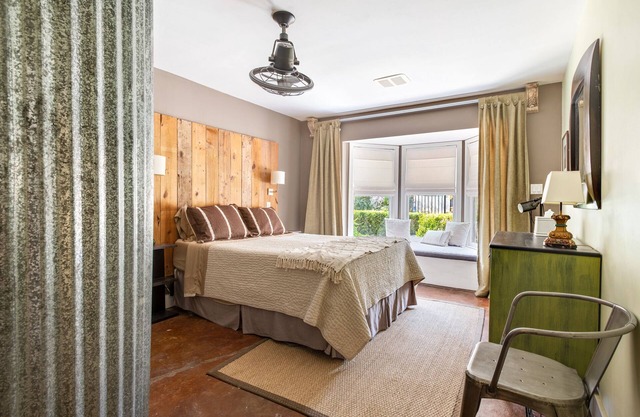 Charming One Bedroom Walkable to Zilker & South Lamar; Secluded multi-unit home