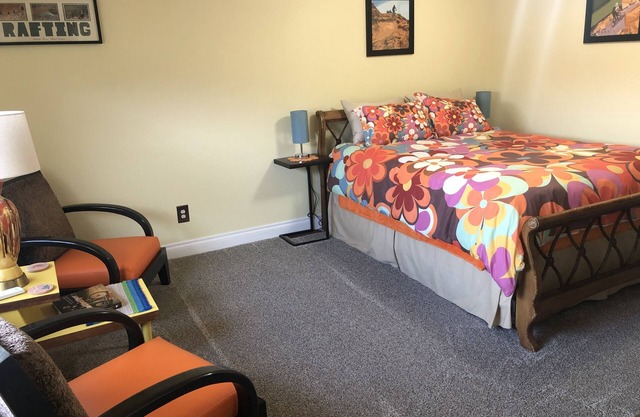 Charming one bedroom with privacy from residence