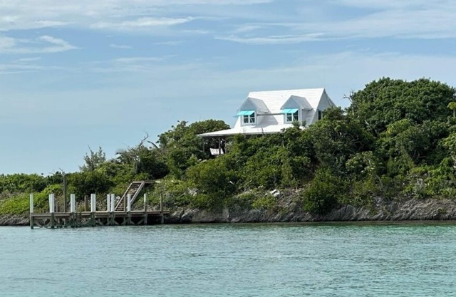 Charming Out-island Cottage with Private Dock on Tilloo Cay