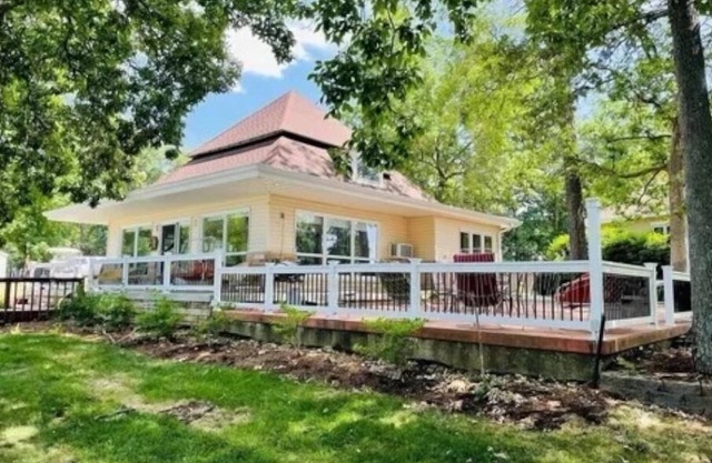 Charming Panoramic Lake House WITH POOL on Lake Sara
