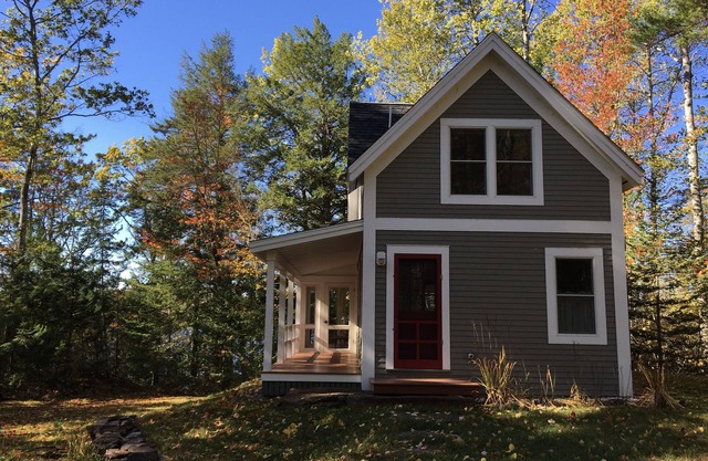 Charming peaceful lakefront cottage near seacoast towns of Belfast and Camden