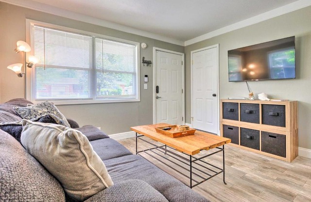 Charming Pensacola Cottage - 4 Mi to Downtown