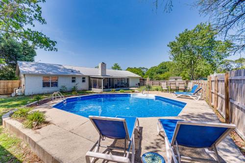 Charming Pensacola Home with screened Lanai and Grill!