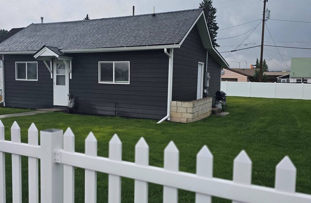 Charming/perfectly located 2-bedroom house with WiFi in Butte.