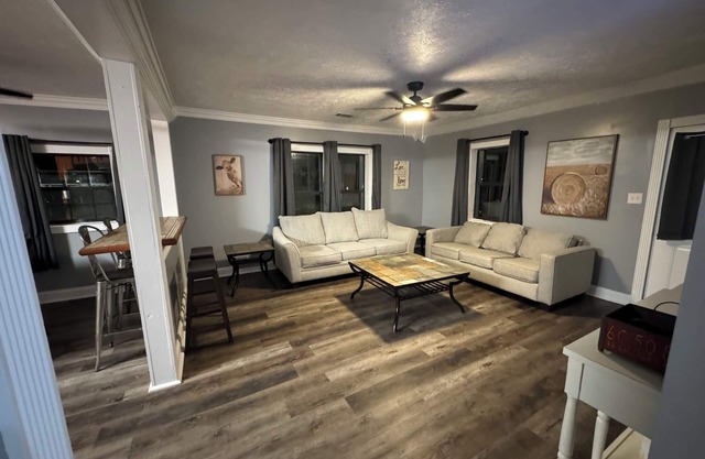 Charming pet friendly farmhouse with 2 bedrooms, 2.5 baths,WiFi, in Cartersville