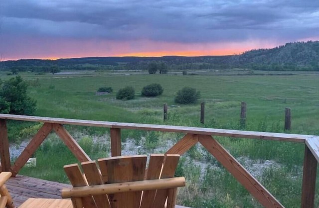 Charming, pet-friendly, 2-bedroom farmhouse in Reed Point with WiFi and AC