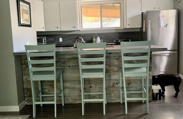 Charming pet friendly 2-bedroom family home in Canoe with WiFi and AC 🏳️‍🌈🏳️‍⚧️🇺🇦☮️