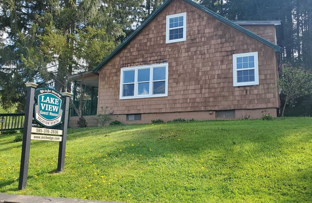 Charming, Pet Friendly, Lake View Home. Pontoon and/or Slip Available