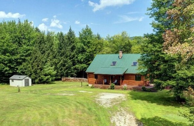 Charming pet friendly (small dogs with review) log home w/plenty of privacy!