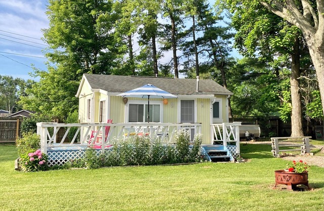 Charming Pet-Friendly Cottage on Lake Huron