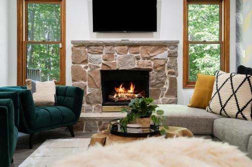 Charming Poconos retreat with hot tub & fireplace