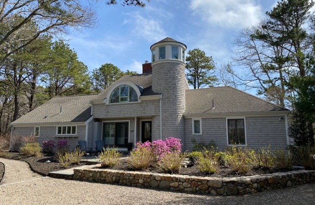 Charming pond front New Seabury resort area