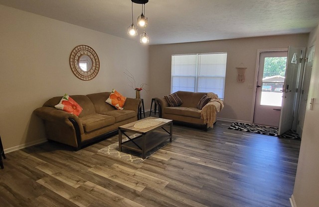 Charming Portage Lakes Remodeled House sleeps 7, 5-minute walk to the lake
