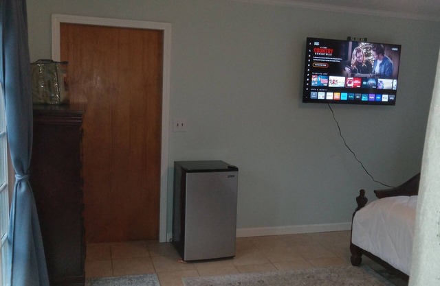 Charming 1-bedroom house with WiFi and AC in Shelton