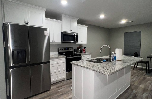 Charming private 1-bedroom with privacy fence backyard shared bathroom